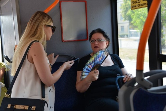 Temperatura panująca w nieklimatyzowanych autobusach doskwiera wszystkim podróżnym. Pani Marta stara się schłodzić wachlarzem, jednak nie przynosi to satysfakcjonujących rezultatów.