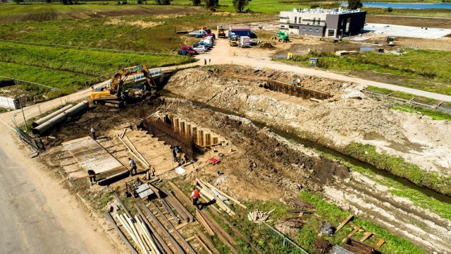 Nowy most na Serafie w Kokotowie (gmina Wieliczka) ma być gotowy w grudniu 2021 roku. Inwestycja jest niezbędna dla powstającej tu bazy Lotniczego Pogotowia Ratunkowego