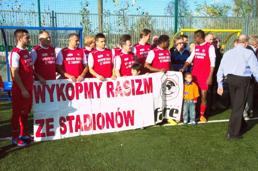 FC Tolerancja-to zespół utworzony na potrzeby meczu. W jego...