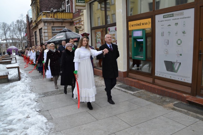 Polonez maturzystów 2019 na kartuskim Rynku AKTUALIZACJA  ZDJĘCIA, WIDEO