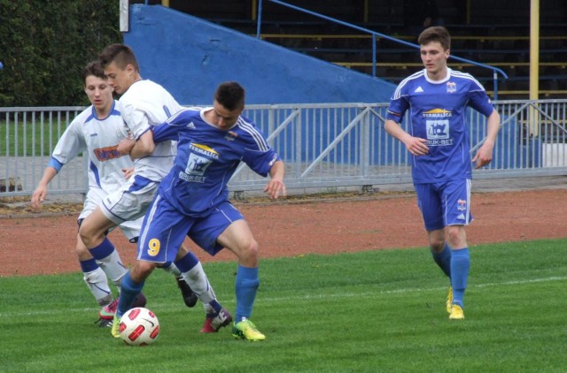 Unia Oświęcim (białe stroje) przegrała z Termalicą Bruk-Bet Nieciecza 0:3 w małopolskiej lidze juniorów starszych.
