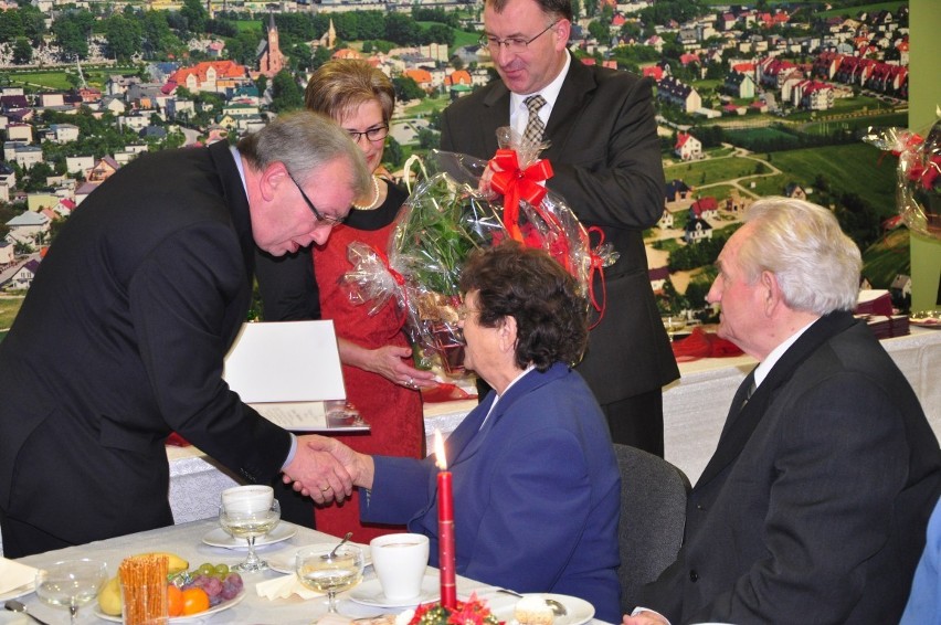 Medale dla złotych i upominki dla diamentowych jubilatów w Sierakowicach