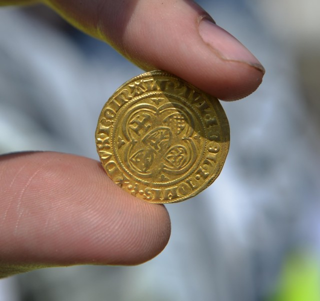 -&nbsp;To złoty gulden, pochodzący z hrabstwa Moers w  Niemczech - wyjaśnia dr Dutkowski. - Bito go  w niezbyt dużych ilościach za cesarza Fryderyka III , w latach 1417-1448.  Dziś uważany jest za wyjątkową rzadkość.