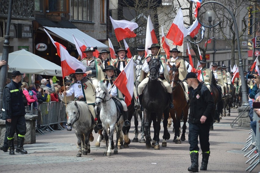 Zakopane. Górale uczcili rocznicę uchwalenia konstytucji [ZDJĘCIA]