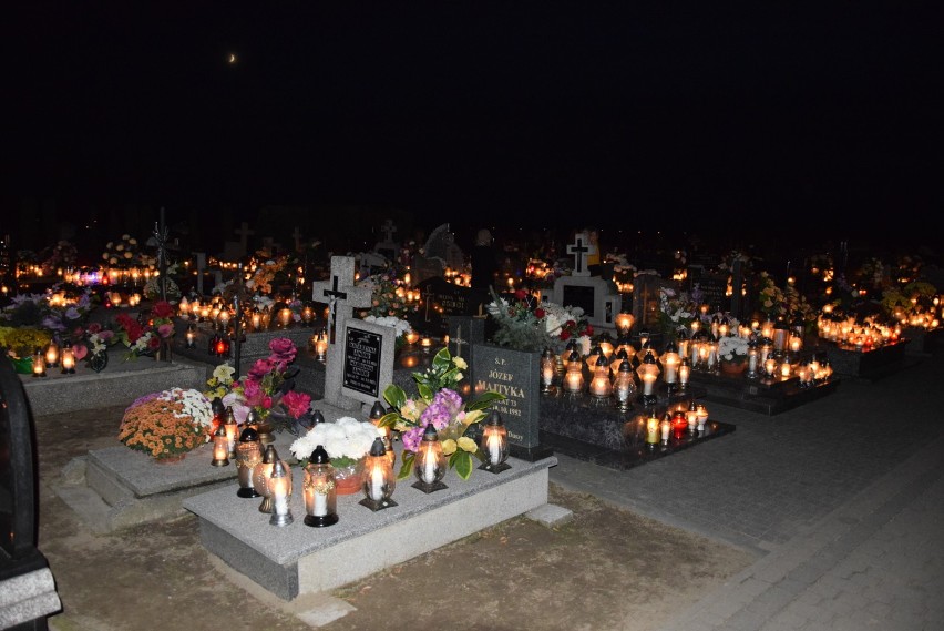 Wieczór 1 listopada na cmentarzu w Kadłubie[ZDJĘCIA, FILM]