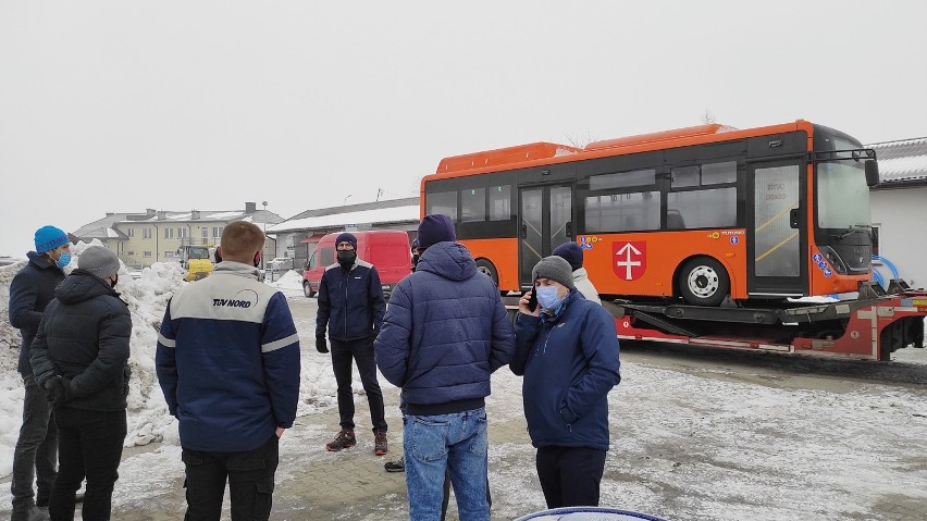 Bobowa. Do gminy dotarł w stu procentach elektryczny autobus. Będzie służył lokalnej społeczności [ZDJĘCIA]