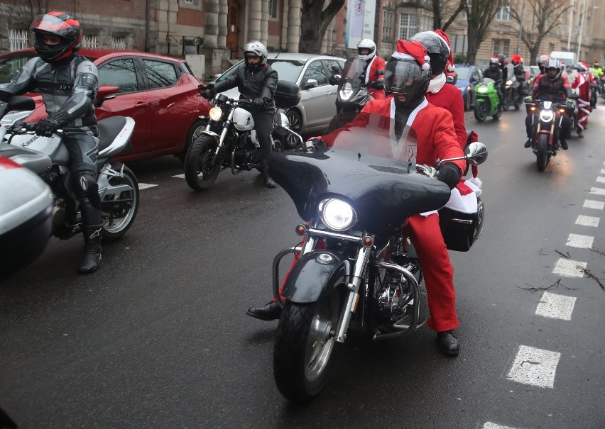 Mikołaje na ulicach Szczecina. Zamiast sań mieli... motocykle! Pomogli najbardziej potrzebującym dzieciom [ZDJĘCIA]