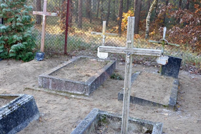Uczniowie ze Strzelec sprzątali groby na cmentarzu w Chodzieży [ZDJĘCIA]