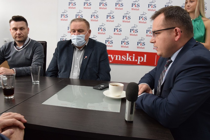 Paweł Rychlik spotkał się z władzami Wielunia. Według posła miasto może liczyć na ok. 20 mln zł na inwestycje z rządowego programu ZDJĘCIA