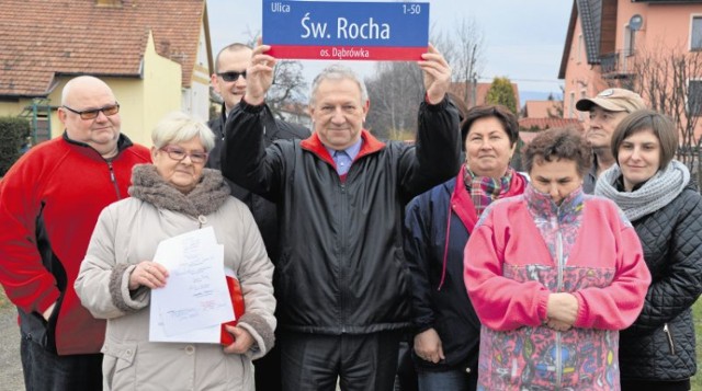 Halina Zabrzańska (z lewej) i Antoni Ruchała (z tabliczką) zainicjowali utworzenie ulicy św. Rocha