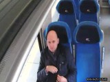 Radomsko: Przywłaszczenie plecaka w pociągu. Policjanci szukają sprawcy