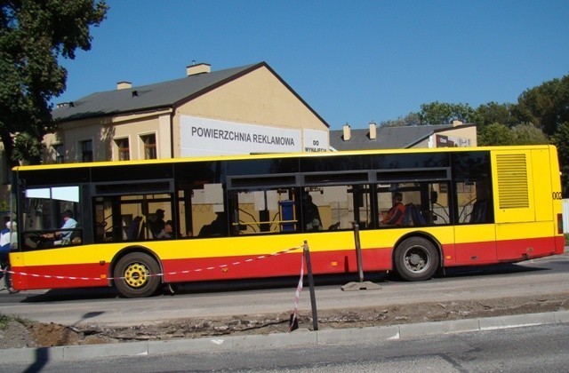 Zdjęcie ilustracyjne, autobus MPK na remontowanej IX Wieków Kielc