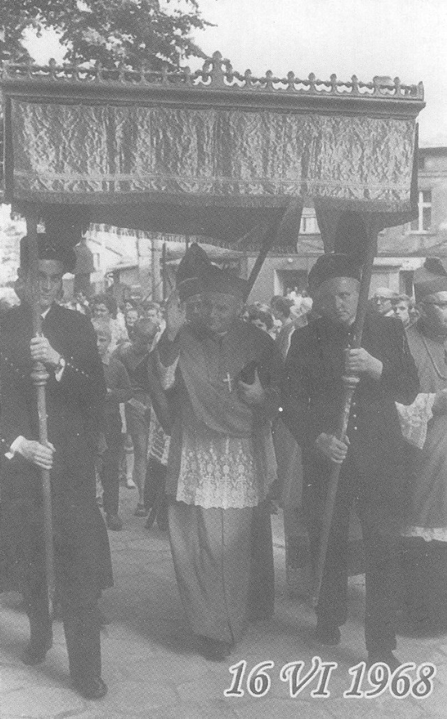 16 czerwca 1968 roku Karol Wojtyła w drodze na posiedzenie Komisji Duszpasterskiej Episkopatu Polski odwiedził Pszów. Wraz z 10- osobową grupą hierarchów polskich przybył do sanktuarium, by uczestniczyć w nieszporach ku czci Najświętszej Maryi Panny i pokłonić się Matce Boskiej Pszowskiej.