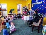 Czytanie bajek w przedszkolu w Sokolnikach Wielkich [FOTO]