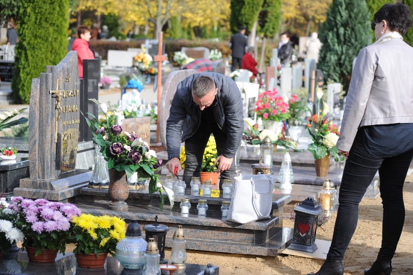 1 listopada na cmentarzu przy Osieckiej w Lesznie