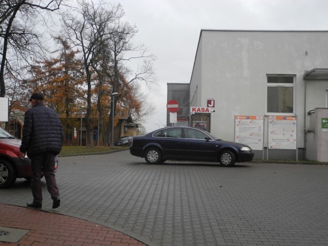 Automat znajduje się na budynku, zaraz za wjazdem na teren szpitala.