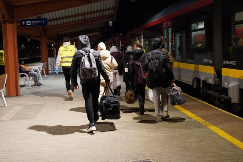 Do Łodzi jedzie pociąg ŁKA z uchodźcami z Ukrainy. Mogą zamieszkać w Zduńskiej Woli