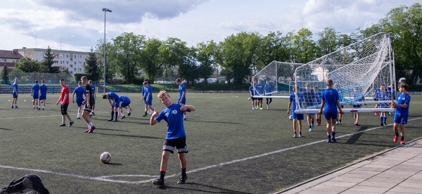 Błękitny stadion w Stargardzie. Piłkarze i piłkarki, młodsi i starsi ZDJĘCIA    