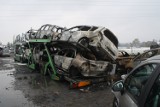 Bielany: pożar w autokomisie, spłonęło 19 samochodów [ZDJĘCIA]