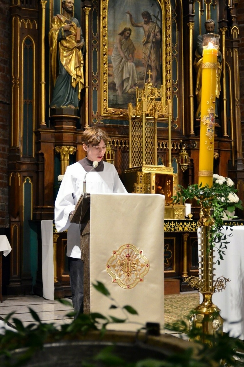 Piękne uroczystości liturgii Wielkiej Soboty w kościele pod wezwaniem Jana Chrzciciela w Radomiu. Zobacz zdjęcia