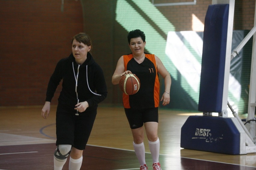 Towarzyski mecz koszykówki w Legnicy (ZDJĘCIA)