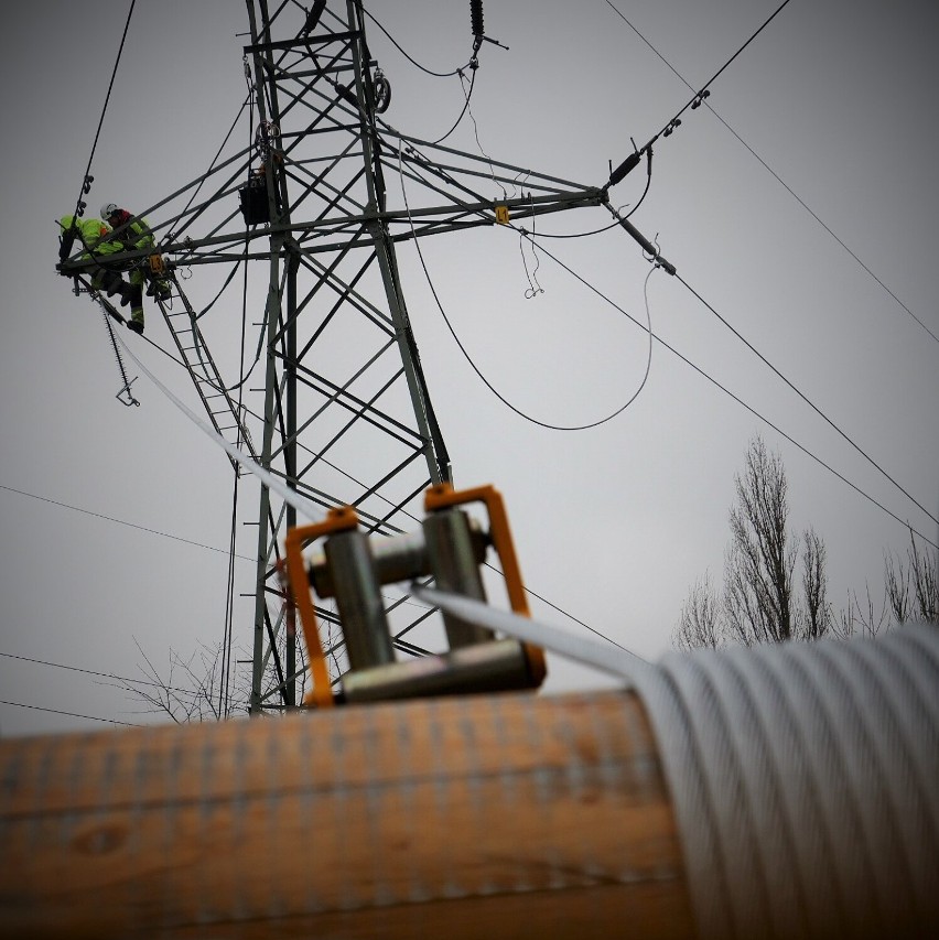 Nowe przewody elektroenergetyczne zostały zawieszone w linii...