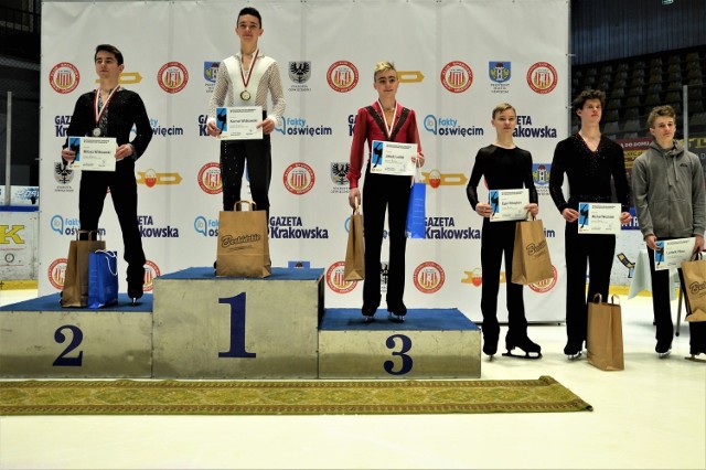 Medaliści mistrzostw Polski juniorów wśród solistów. Jakub Lofek (UKŁF Unia Oświęcim) stanął na najniższym stopniu podium. 5 miejsce zajął Michał Woźniak (Soła Oświęcim).
