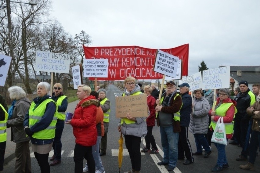 Cigacice. Protesty w sprawie remontu starego mostu na Odrze....