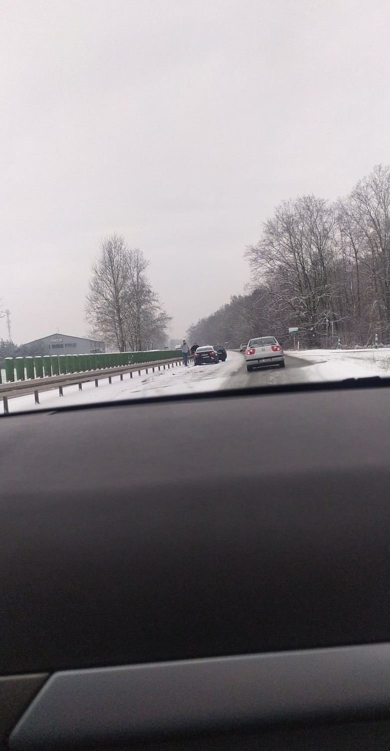 Zima zaskoczyła kierowców w Oleśnicy i okolicach. Uwaga na utrudnienia!