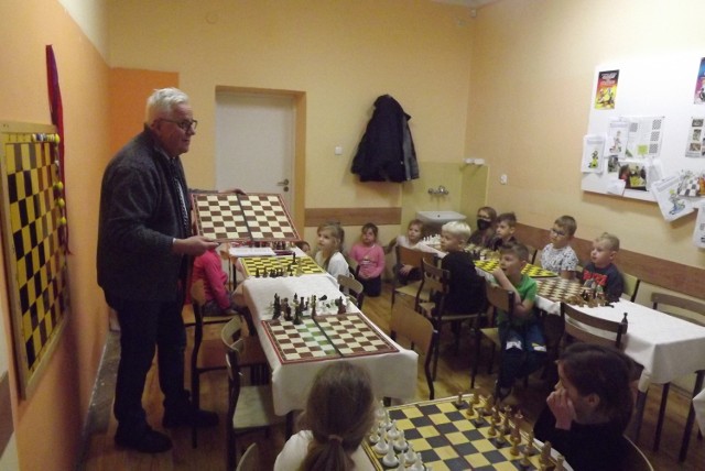 Po kilku miesiącach przerwy w Przedszkolu Publicznym w Golubiu-Dobrzyniu zostały wznowione zajęcia szachowe, które prowadzi Benedykt Mroziński