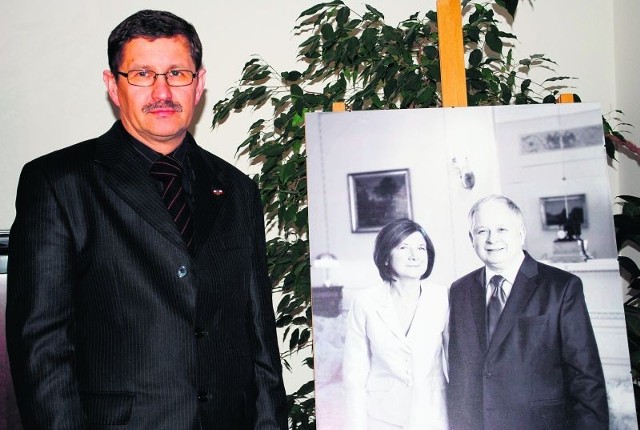 W sali konferencyjnej, obok  gabinetu Jana Zubowskiego, stoi portret prezydenckiej pary przepasany kirem