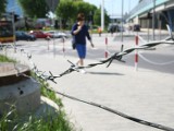 Trawnik w centrum Kielc ogrodzono... drutem kolczastym