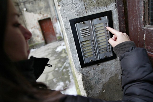 Pozostawianie ogłoszeń na klatkach schodowych czy tablicach na korytarzu w bloku to najprostszy sposób na komunikację między wszystkimi sąsiadami lub między mieszkańcami bloku a spółdzielnią mieszkaniową. 

Czasem jednak takie ogłoszenia wprawiają w osłupienie, przekraczają granicę dobrego smaku i absurdu... Trochę śmieszą, nierzadko załamują. Zobaczcie zbiór najdziwniejszych i najzabawniejszych ogłoszeń z klatek schodowych.