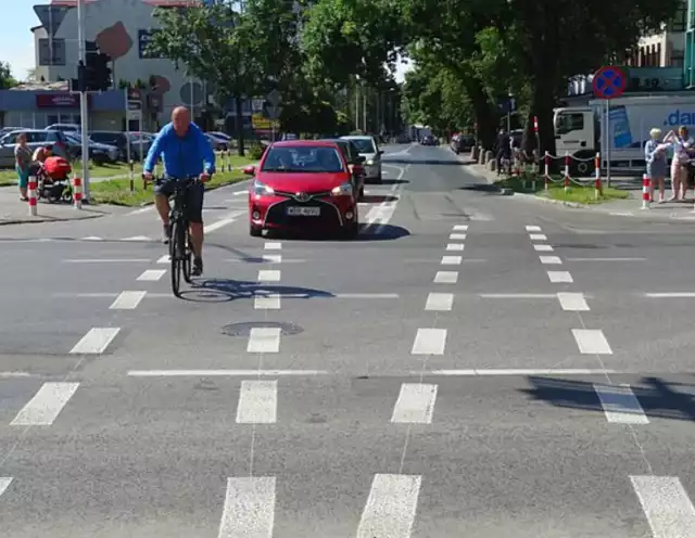 Przejazd rowerowy przez skrzyżowanie wraz z pierwszą w Radomiu trzykomorową sygnalizacją jedynie dla rowerów funkcjonuje od kilku dni u zbiegu ulic Żeromskiego i Czachowskiego w Śródmieściu.