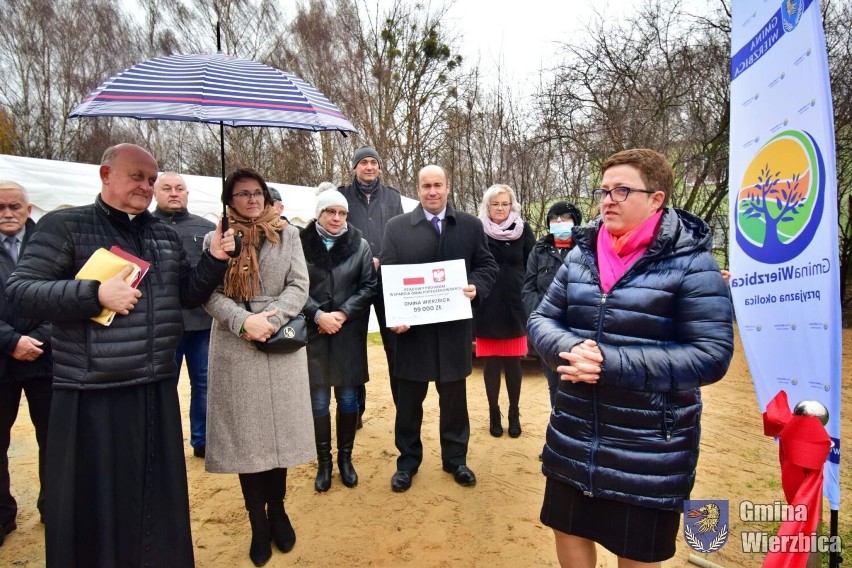 Gmina Wierzbica. Mieszkańcy bloków w Staszycach mają zmodernizowaną kanalizację. Zobacz zdjęcia