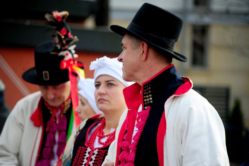 Kraków. Barwny korowód weselny w rocznicę najsłynniejszego bronowickiego wesela