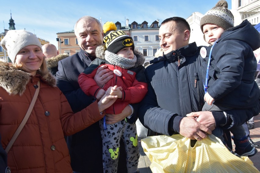 Wybory 2020. Jacek Sasin i Beata Mazurek zbierali podpisy dla prezydenta Dudy. Zobacz zdjęcia