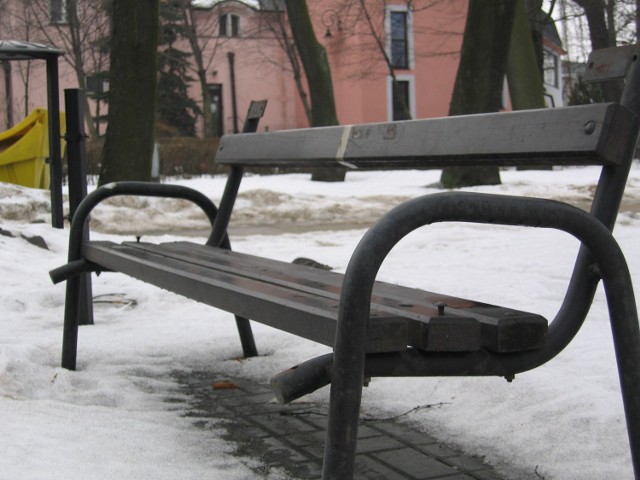 Zdewastowana ławka w parku w pobliżu biblioteki przy ul. Narutowicza. Dwie kolejne śrubki już odkręcone...
