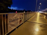 Malbork. 70 zniczy na Mostach im. Rotmistrza Pileckiego 