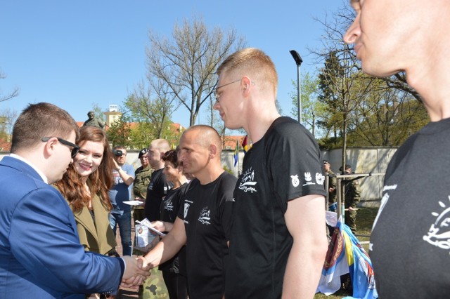 Biegaczom IX sztafety gen. Buka gratulowali w Żaganiu na mecie, syn generała Mariusz i córka Wanda.