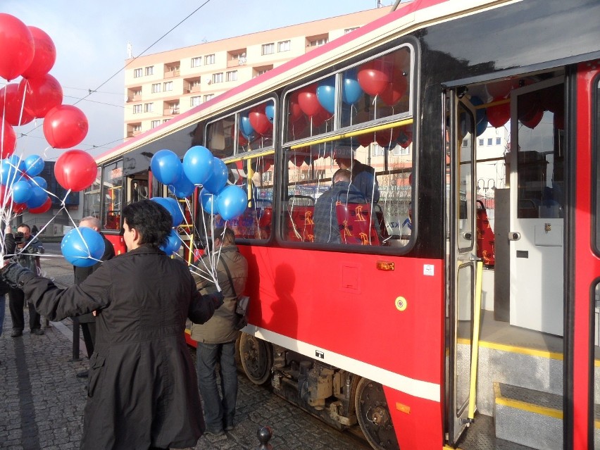 Tramwaje Śląskie zaprezentowały dziś wyremontowane wagony 105N. Pierwsze wyjadą w Zabrzu i Sosnowcu