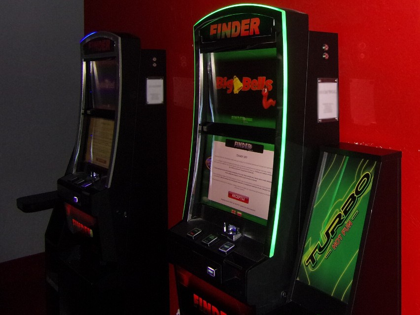 Kościan. Funkcjonariusze Krajowej Administracji Skarbowej zajęli 7 automatów do gier hazardowych
