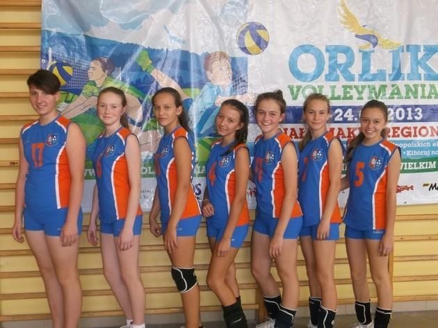 Ekipa dziewcząt z Zespołu Szkolno-Gimnazjalnego w Nowej Wsi zaliczyła udany występ w finale makroregionalnym w Starym Sączu w cyklu rozgrywek Orlik Volleymania.