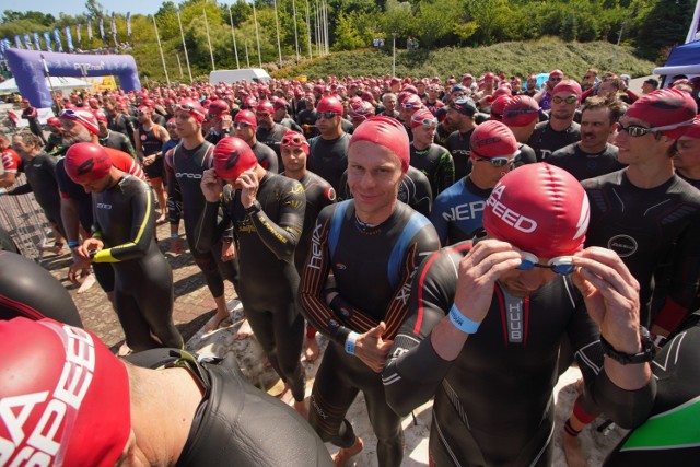 W sobotę od rana wschodnia część Poznania znalazła się we władaniu triathlonistów. Nad Maltą rozpoczęła się bowiem kolejna edycja zawodów Super League Triathlon. W tych prestiżowych zawodach na kilku dystansach wystartuje ponad 2000 zawodników. O godz. 11 do zmagań przystąpiło prawie 800 triathlonistów na dystansie 1/4 Ironmana (0,95 km pływania/45 km jazdy rowerem/10,55 km biegu).