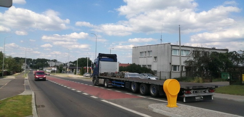 Ulicą Popiełuszki w Wieluniu jeżdżą ciężarówki. Deklaracje były na wyrost FOTO
