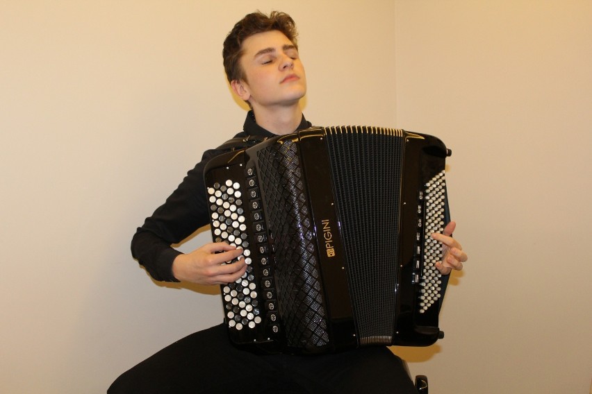 Świerczyna. Jakub Kolańczyk marzy o studiach muzycznych. Chce grać na akordeonie, ale musi mieć własny instrument, a ten jest bardzo drogi