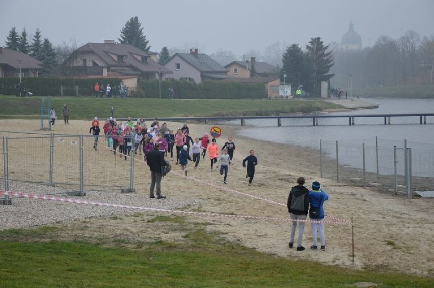 26. Skierniewicki Bieg Niepodległości i 100 kilometrów na 100-lecie niepodległości [ZDJĘCIA]