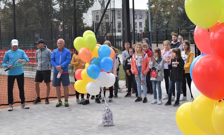 Korty tenisowe w Chełmku jak nowe. Kompleks przy ul. Brzozowej po modernizacji prezentuje się okazale. Cieszą się miłośnicy tenisa [ZDJĘCIA]