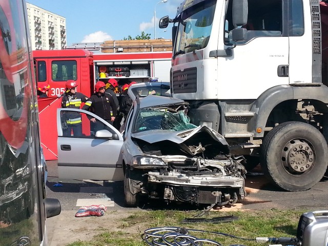 Wypadek na rondzie Sybiraków w Łodzi. Nie żyją mężczyzna i dwoje dzieci