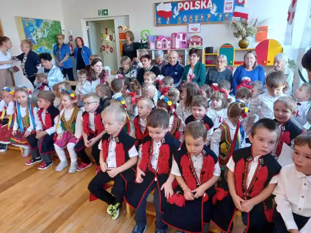 W przededniu 11 listopada  dzieci z Przedszkola Samorządowego nr 7 w Sandomierzu uroczyście obchodziły Święto Odzyskania Niepodległości przez Polskę.
